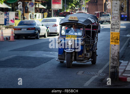 Un Tuk Tuk sur la route en Thaïlande Banque D'Images