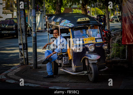 Un chauffeur de Tuk Tuk attendant un billet en Thaïlande Banque D'Images