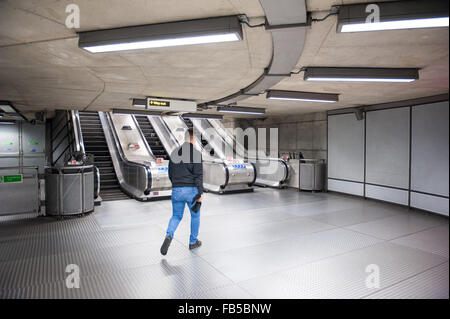 Escaliers mécaniques à la Westminster Londres La station de métro sur la ligne Jubilee à Londres. Banque D'Images