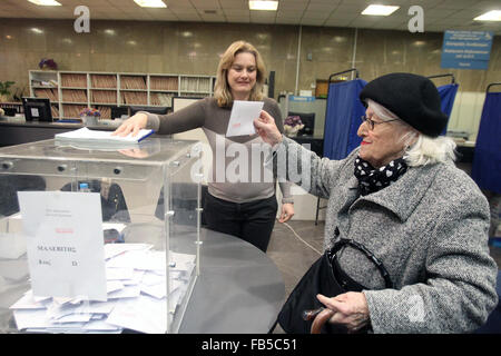 (160110) -- Athènes, 10 janvier 2016 (Xinhua) -- Un électeur dépose un bulletin à l'intérieur d'un bureau de vote à Kifissia, banlieue nord d'Athènes, le dimanche, 10 janvier 2016. L'opposition principale de la Grèce parti conservateur Nouvelle démocratie a effectué un vote à l'échelle nationale à l'élection d'un nouveau chef. (Xinhua/Marios Lolos) Banque D'Images
