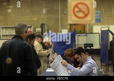 (160110) -- Athènes, 10 janvier 2016 (Xinhua) -- Les électeurs se préparent à voter dans un bureau de vote à Kifissia, banlieue nord d'Athènes, le dimanche, 10 janvier 2016. L'opposition principale de la Grèce parti conservateur Nouvelle démocratie a effectué un vote à l'échelle nationale à l'élection d'un nouveau chef. (Xinhua/Marios Lolos) Banque D'Images