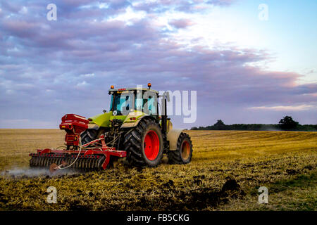 Le tracteur case et le semoir fortent des terres sur une ferme arable Banque D'Images