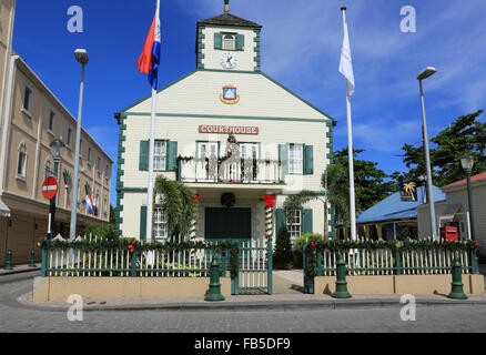 La Cour Maison dans la capitale, Philipsburg, occupe le devant de la scène que les passagers débarquent des nombreux bateaux de croisière visitant Sint Maarten. Banque D'Images