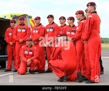 La RAF 2015 Diables Rouges L'équipe de démonstration de parachutisme à l'Aérodrome de Bruntingthorpe après leur spectaculaire saut en parachute Banque D'Images