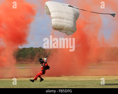 L'un des Diables Rouges de la RAF, l'équipe de démonstration de parachutisme sur l'aérodrome d'atterrissage à Bruntingthorpe lors d'un spectacle aérien de bienfaisance afficher Banque D'Images