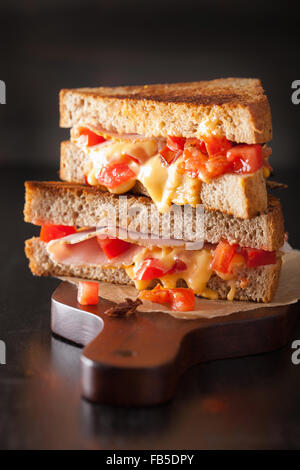 Sandwich au fromage grillé au jambon et tomate Banque D'Images