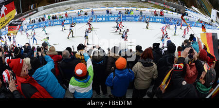 Inzell, Allemagne. 10 janvier, 2016. Les biathlètes commencer au men's 15 km départ groupé à l'événement de la Coupe du Monde de biathlon à Chiemgau Arena à Ruhpolding, Allemagne, 10 janvier 2016. Photo : ANGELIKA WARMUTH/dpa/Alamy Live News Banque D'Images