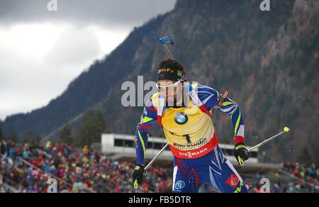 Inzell, Allemagne. 10 janvier, 2016. France's Martin Fourcade en action au cours de la Men's 15 km départ groupé à l'événement de la Coupe du Monde de biathlon à Chiemgau Arena à Ruhpolding, Allemagne, 10 janvier 2016. Photo : Karl Josef OPIM/dpa/Alamy Live News Banque D'Images