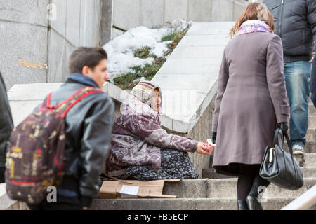 Sofia, Bulgarie - Janvier 8, 2016 : un sans-abri gitane est mendier de l'argent dans le centre de la capitale bulgare Sofia. Ans Banque D'Images