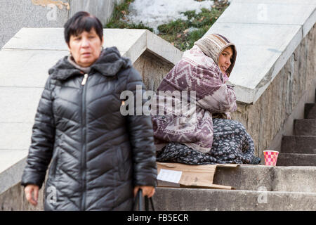 Sofia, Bulgarie - Janvier 8, 2016 : un sans-abri gitane est mendier de l'argent dans le centre de la capitale bulgare Sofia. Ans Banque D'Images