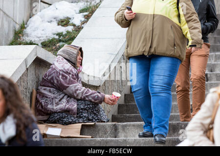 Sofia, Bulgarie - Janvier 8, 2016 : un sans-abri gitane est mendier de l'argent dans le centre de la capitale bulgare Sofia. Ans Banque D'Images