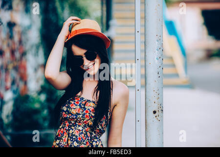 Belle jeune fille pose pour la caméra dans la ville Banque D'Images