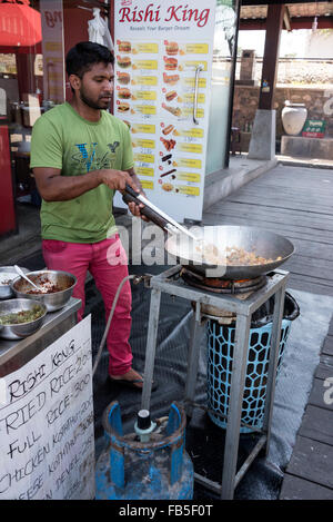 Faire cuire un riz de cuisson à l'un des petits restaurants au marché flottant à côté de Pettah W E Bastian Mawatha, Colombo, Sri Lanka. Banque D'Images