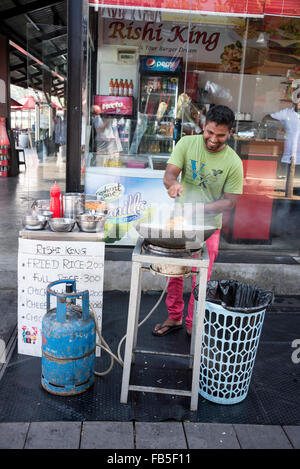 Faire cuire un riz de cuisson à l'un des petits restaurants au marché flottant à côté de Pettah W E Bastian Mawatha, Colombo, Sri Lanka. Banque D'Images