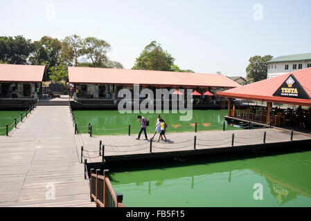 Marché flottant à côté de Pettah W E Bastian Mawatha, Colombo, Sri Lanka. C'est Colombo de neuf monument inauguré en 2014 avec des petits Banque D'Images