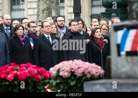 Paris, France. 10 janvier, 2016. (L-R) Le Maire de Paris Anne Hidalgo, le Président français François Hollande, le Premier ministre français, Manuel Valls, à observer une minute de silence lors de la cérémonie de commémoration tenue à la place de la République à Paris, capitale de la France, le 10 janvier, 2016. Des centaines de personnes se sont réunies à la française Place de la République dans l'Est de Paris pour prendre part à un hommage national aux victimes 147 tués dans des attentats en janvier et novembre 2015. Crédit : Xavier de Torres/Xinhua/Alamy Live News Banque D'Images