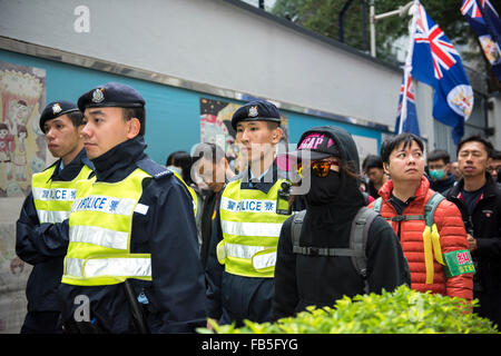 Hong Kong, Chine. 10 janvier, 2016. Entouré par la police ce qu'on appelle "fauteurs de protestation sont appelant à l'indépendance pour Hong Kong au cours de la librairie 'cinq' contre Sai Yin Pun Hong Kong Crédit : Jayne Russell/Alamy Live News Banque D'Images