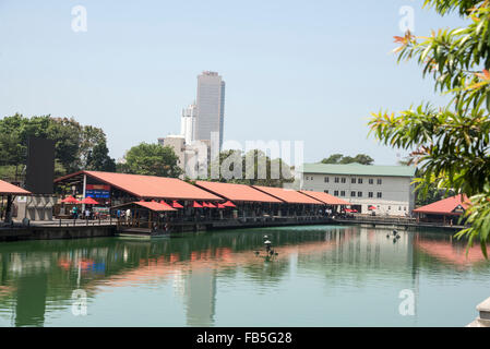 Marché flottant à côté de Pettah W E Bastian Mawatha, Colombo, Sri Lanka. C'est Colombo de neuf monument inauguré en 2014 avec des petits Banque D'Images