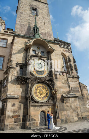 PRAGUE, 5 août : les couples mariés qui pose pour photos rite. En Europe, on observe une augmentation annuelle de plus en plus de mariages mixtes dernière Banque D'Images