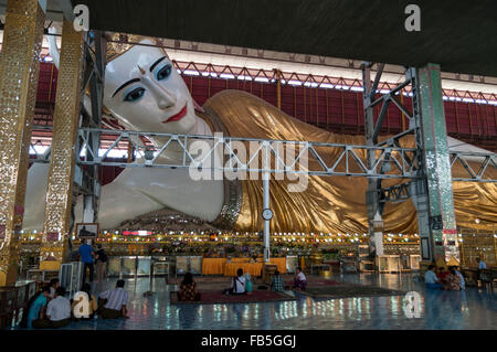 65m de long statue Bouddha couché de Chauk Htat Gyi à pagode, Yangon, Myanmar. Banque D'Images