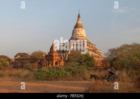 La pagode Shwesandaw à Bagan/Pagan, Région de Mandalay, Myanmar, avec les touristes qui attendent le coucher du soleil. Panier cheval au premier plan. Banque D'Images