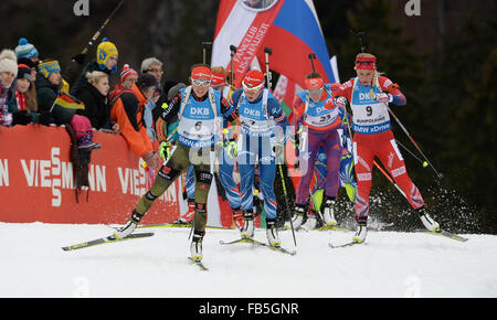 Inzell, Allemagne. 10 janvier, 2016. Allemagne Laura Dahlmeier (L) en action lors du 12,5 km départ groupé à l'événement de la Coupe du Monde de biathlon à Chiemgau Arena à Ruhpolding, Allemagne, 10 janvier 2016. Photo : ANGELIKA WARMUTH/dpa/Alamy Live News Banque D'Images