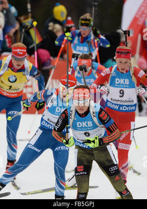 Inzell, Allemagne. 10 janvier, 2016. Allemagne Laura Dahlmeier (C) en action lors du 12,5 km départ groupé à l'événement de la Coupe du Monde de biathlon à Chiemgau Arena à Ruhpolding, Allemagne, 10 janvier 2016. Photo : ANGELIKA WARMUTH/dpa/Alamy Live News Banque D'Images