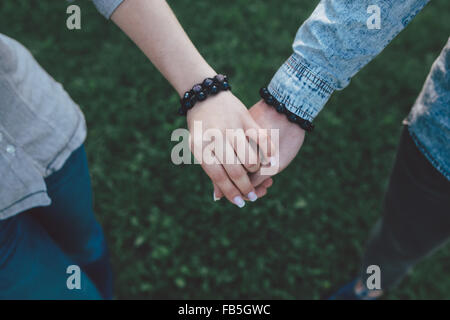 Heureux couple holding hands Banque D'Images