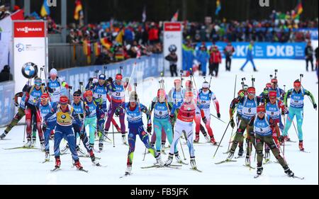 Inzell, Allemagne. 10 janvier, 2016. Au début les biathlètes women's 12,5 km départ groupé à l'événement de la Coupe du Monde de biathlon à Chiemgau Arena à Ruhpolding, Allemagne, 10 janvier 2016. Photo : Karl Josef OPIM/dpa/Alamy Live News Banque D'Images