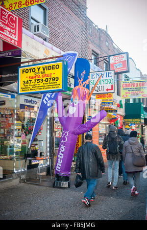 Les entreprises et les activités sous le nombre élevé 7 train dans le quartier de Jackson Heights dans le Queens à New York le dimanche, Janvier 3, 2016. Le quartier de Jackson Heights abrite une mosaïque de groupes ethniques. (© Richard B. Levine) Banque D'Images