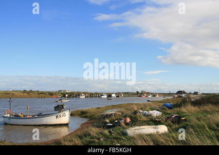 BOATS ON RIVER DANS LE VILLAGE DE RYE HARBOUR DANS L'East Sussex Banque D'Images