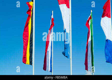 Les drapeaux des différentes nations européennes sur une flagstaff Banque D'Images