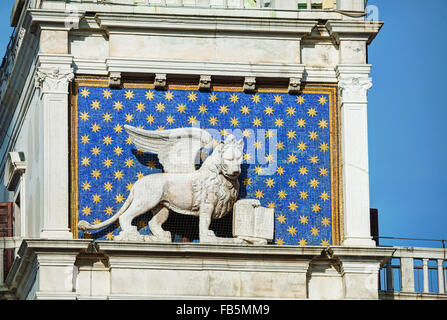 Lion ailé sur facede du clocher à la place San Marco à Venise, Italie Banque D'Images