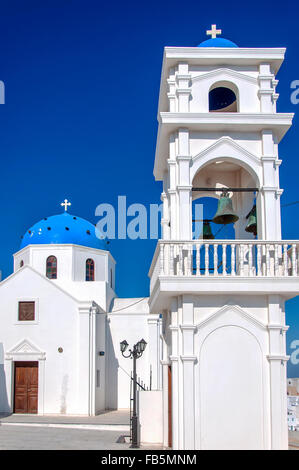 Une vue d'une église au dôme bleu d'Imerovigli sur l'île grecque de Santorin. Banque D'Images