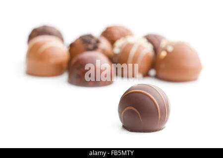 Chocolat pralines différentes sur fond blanc Banque D'Images