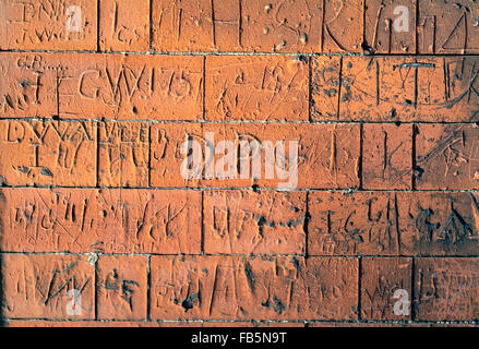 Mur de briques avec enseignes sculptées et les mots Banque D'Images