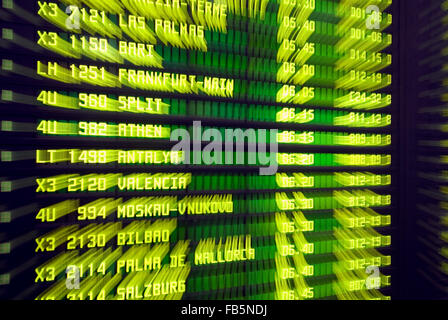 Tableau noir sur l'aéroport pour le départ et l'arrivée d'un zoom Banque D'Images