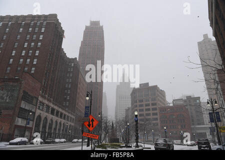 Detroit, Michigan, USA. 10 janvier, 2016. Vue d'une rue lors de chutes de neige à Detroit, Michigan, USA, 10 janvier 2016. Le North American International Auto Show (NAIAS) aura lieu à Détroit du 11 au 24 janvier 2016. Photo : ULI DECK/dpa/Alamy Live News Banque D'Images