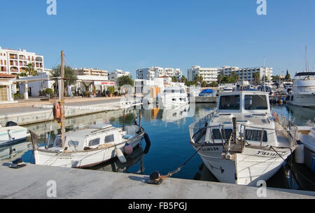 Voiliers et yachts dans la marina sur une journée ensoleillée à Santa Eulalia Ibiza, Baléares, Espagne Banque D'Images