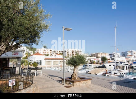 Yachts et voiliers dans le port de plaisance de Santa Eulalia à Ibiza, Espagne sur une journée d'hiver ensoleillée Banque D'Images