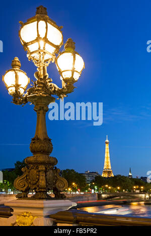 Lumière sur le Pont Alexandre III et la Tour Eiffel, Paris, France Banque D'Images