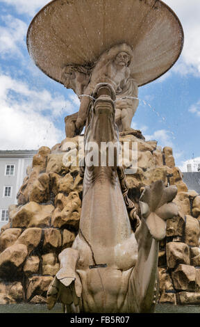 Residenz fragment célèbre fontaine à Salzbourg. L'Autriche. Banque D'Images