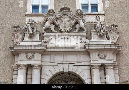 La composition de la sculpture avec des anciennes armoiries sur le mur au-dessus de la porte DomQuartier à Salzbourg, Autriche Banque D'Images