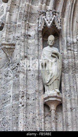 Mur extérieur statue en l'église des Franciscains (Jesuitenkirche) situé à Salzbourg, Autriche Banque D'Images