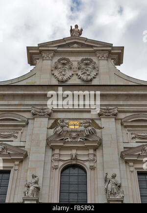 Cathédrale catholique (Dom) fragment haut façade à Salzbourg, Autriche. Banque D'Images