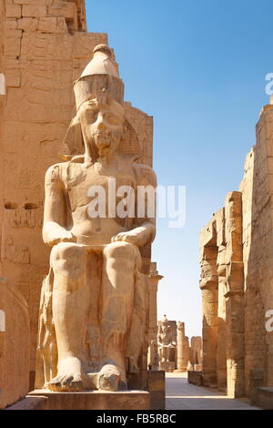 Luxor - Le pharaon Ramsès II statue dans le temple de Louxor, Egypte Banque D'Images