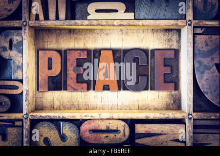 Le mot "paix" écrit en bois vintage type typographique. Banque D'Images