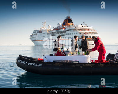 L'antarctique, mer de Weddell, Antarctique, croisière MS Hanseatic zodiac mobile bar servant le champagne Banque D'Images