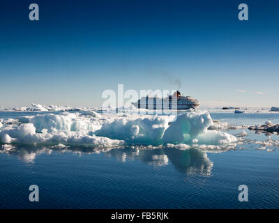 L'antarctique, mer de Weddell, Antarctique, croisière parmi les icebergs et MS Hanseatic pack ice Banque D'Images