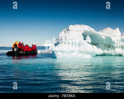 L'antarctique, mer de Weddell, les passagers des navires de croisière antarctique affichage gros iceberg de zodiac bateau rib Banque D'Images